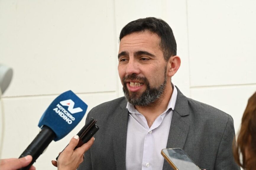 Un funcionario brinda declaraciones a los medios
