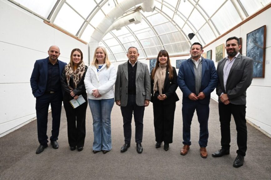 Autoridades posan en la galería del Centro de Convenciones