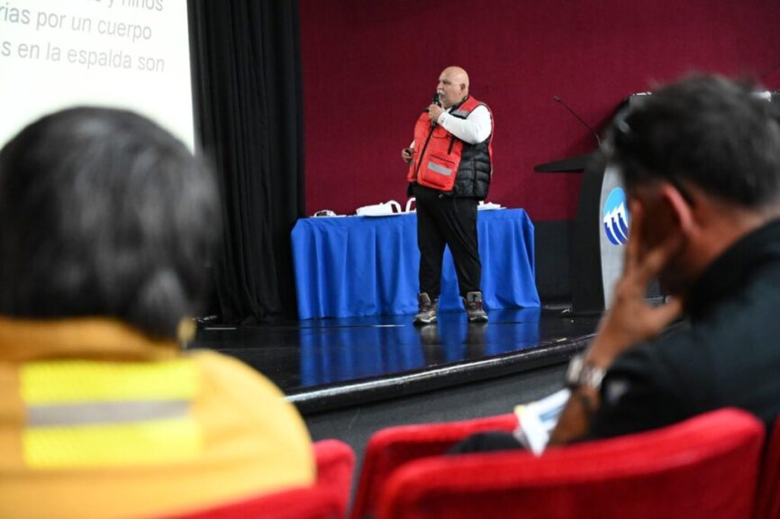 Un disertante expone en el escenario del congreso