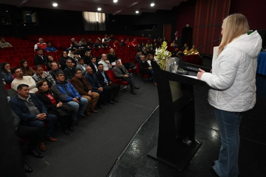La vicegobernadora habla desde el atril ante el auditorio