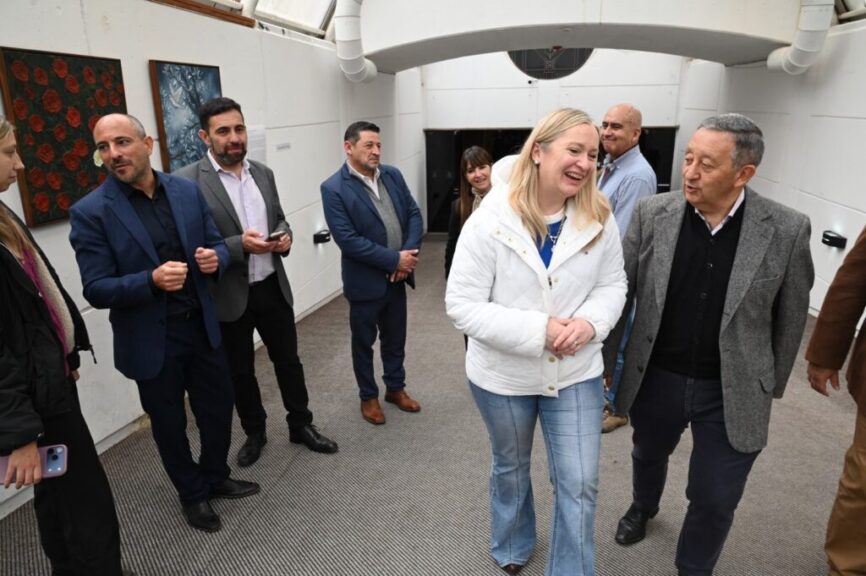 Autoridades recorren la muestra en la galería