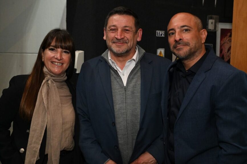 Tres asistentes posan para la foto durante el congreso