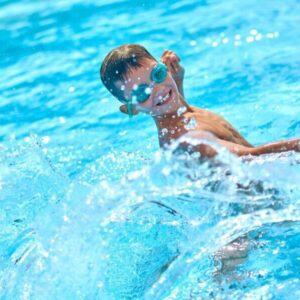 menino-na-agua-fazendo-salpicos-com-a-mao-1140×6001-1