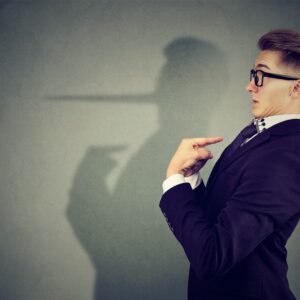 Cómo saber si alguien está mintiendo, según la psicología mentira_773506771