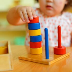 nina-usando-materiales-del-metodo-montessori-1536×1024-1-768×512