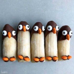 Divertidas recetas navideñas para hacer con los niños platano-pinguino