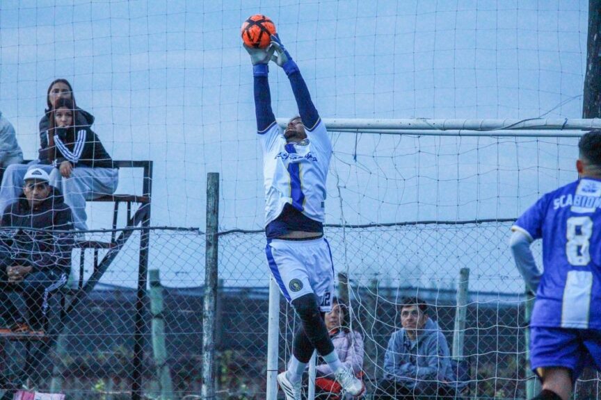 Un arquero ataja la pelota durante un partido del torneo