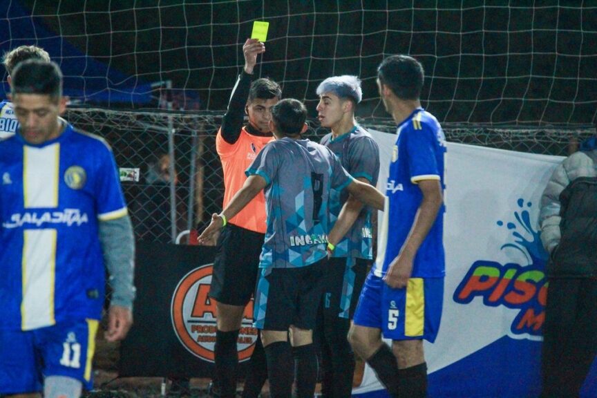El árbitro muestra una tarjeta amarilla a un jugador