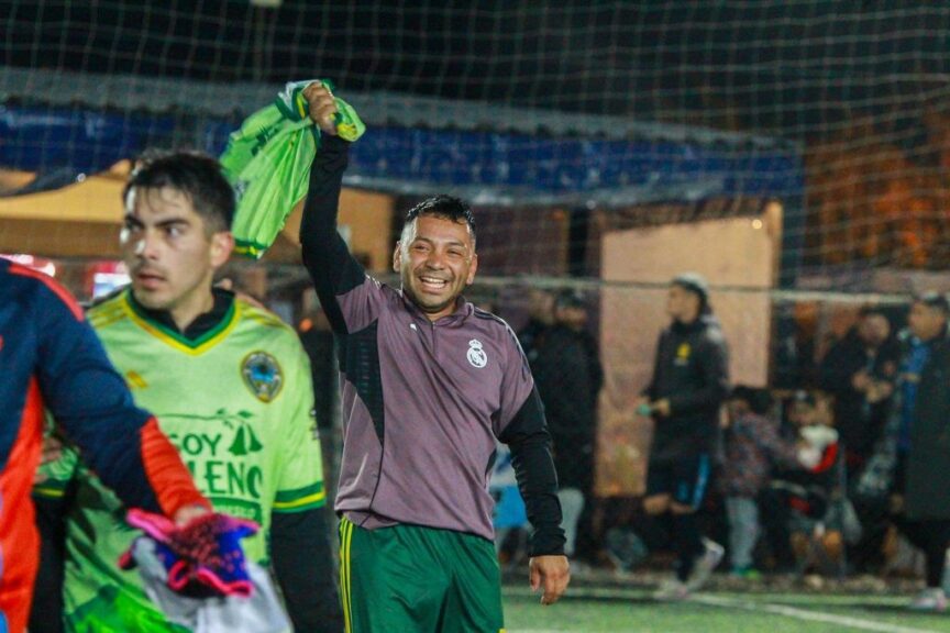 Un jugador festeja con una camiseta en alto