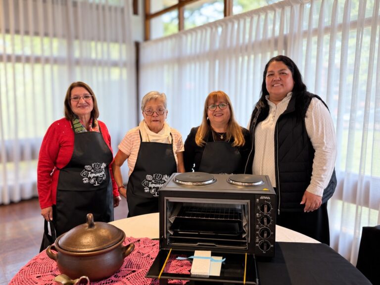 Participantes del concurso junto al horno eléctrico y la olla de barro