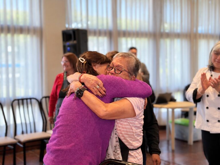 Abrazo emocionado durante el concurso