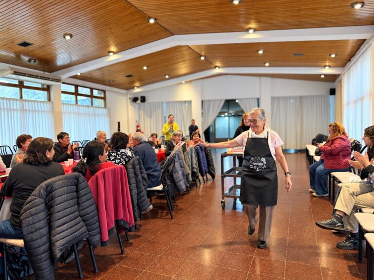 Una participante recorre el salón saludando a los presentes