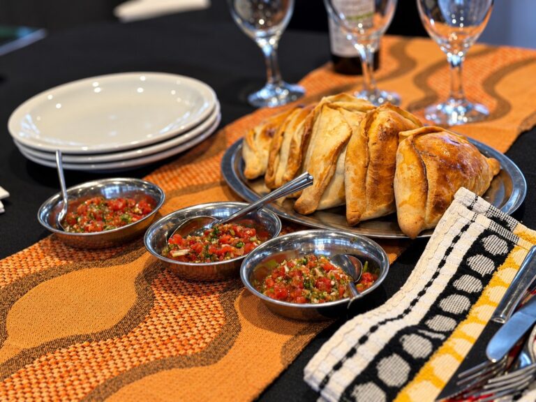 Empanadas chilenas con salsa criolla