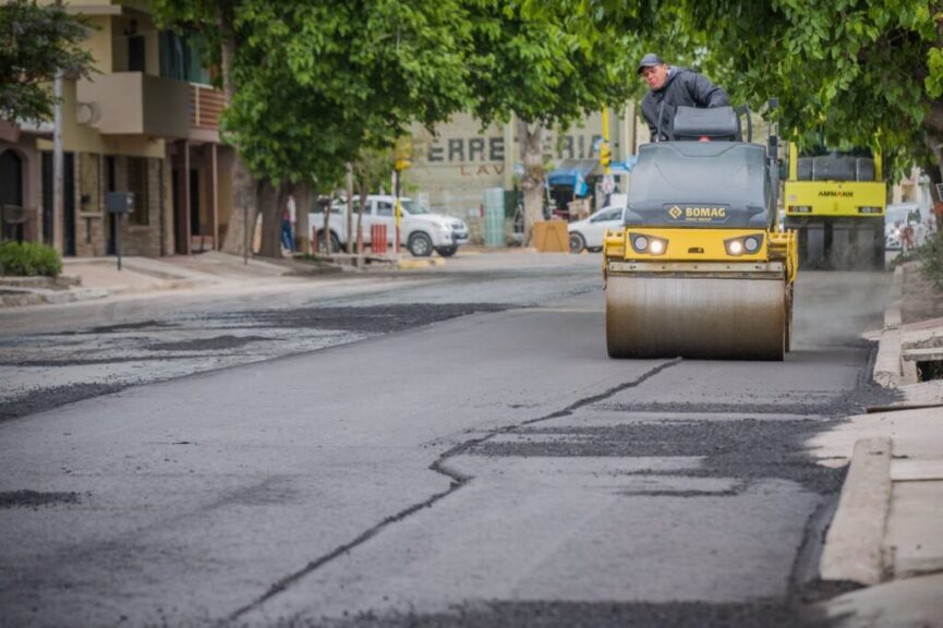 Rodillo compactador trabajando sobre el nuevo asfalto en General San Martín