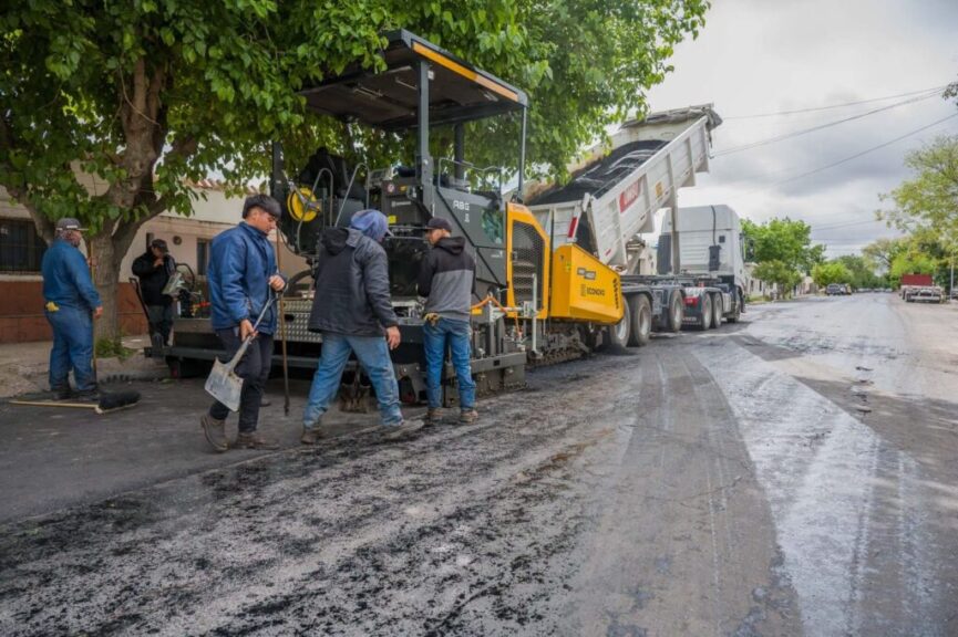 Terminadora y camión volcador durante el reencarpetado