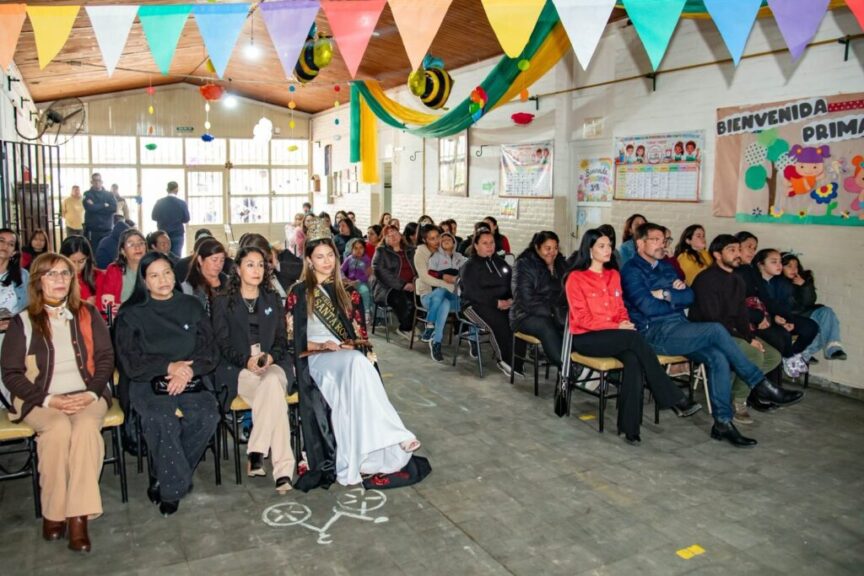 Asistentes al acto en la Escuela Santa Rosa de Lima
