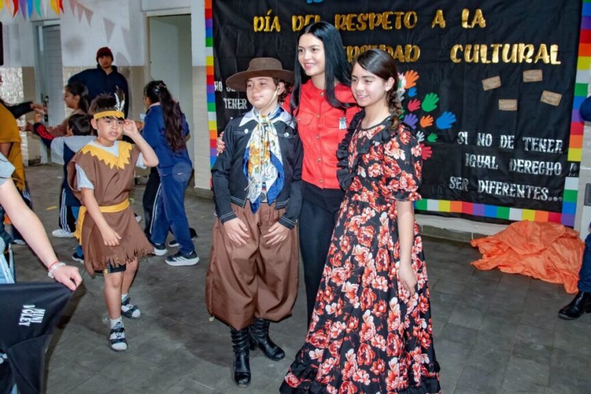 Alumnos con trajes típicos posan durante el acto