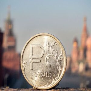 una-moneda-de-rublo-ruso-se-muestra-frente-al-OXSEPBCJXRDT7O7Y4QY2DHKTZA