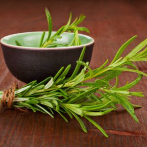 La hierba que mejora la memoria y protege tu cerebro, según una experta de Harvard usos-planta-romero