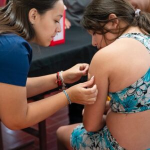 La vacunación dice presente en las escuelas de verano en GODOY CRUZ vacunación-verano3