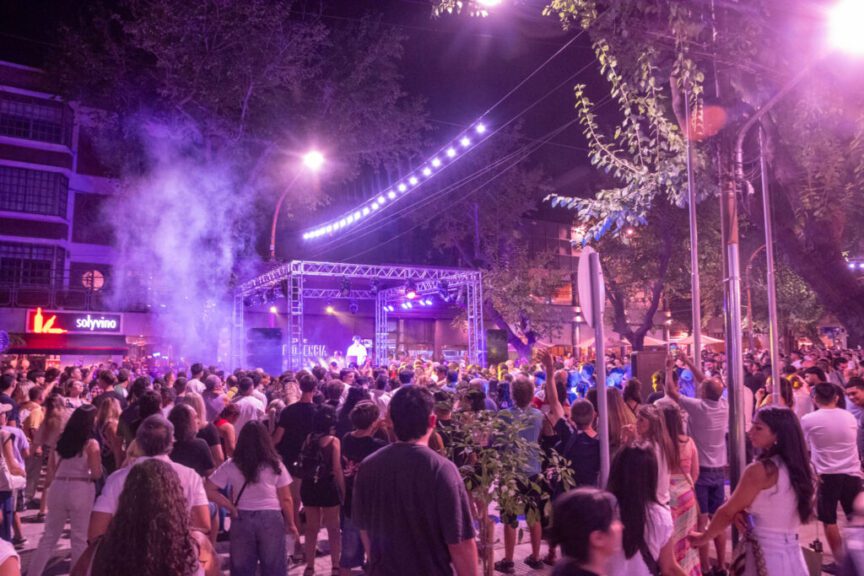 Multitud frente al escenario con DJ en calle Sarmiento