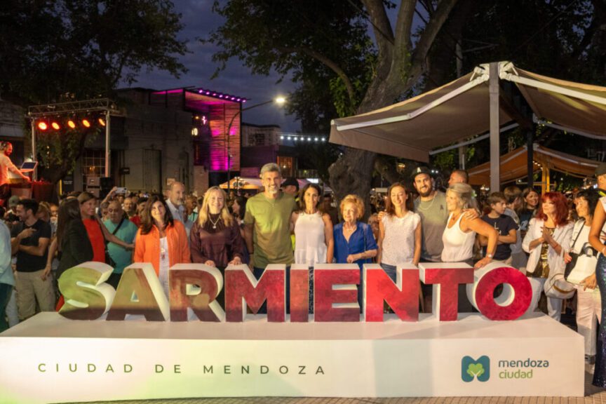 Autoridades y vecinos junto a las letras gigantes de Sarmiento