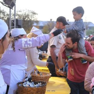 La Pascuas se vivieron a pleno en LUJAN DE CUYO con un gran ambiente familiar ¡Vivimos estas Pascuas junto a la gran familia lujanina! . Más de 4000 personas se acercaron al Parque Ferri a compartir un fin de semana especial, acompañando el trabajo de artesanos y emprendedores locales qu (4)